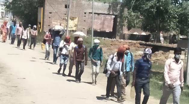 प्रवासी मजदूरों का गंगा खादर से गुजरना लगातार जारी