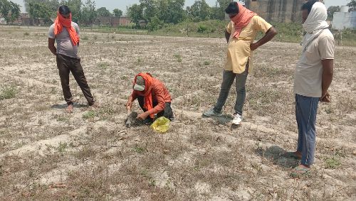 कृषि विज्ञान केंद्र के अधिकारी ने किसानों से मिल कर दी जानकारी।