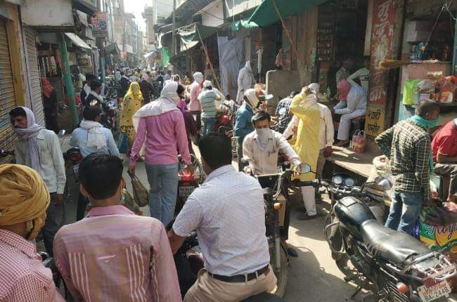कोरोना से जंग लॉक डाउन 0.4 में छूट राया नगर में फिजिकल डिस्टेंस की चुनौती 