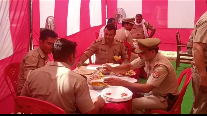 पुलिस ने कोरोना योद्धाओं को खिलाया खाना