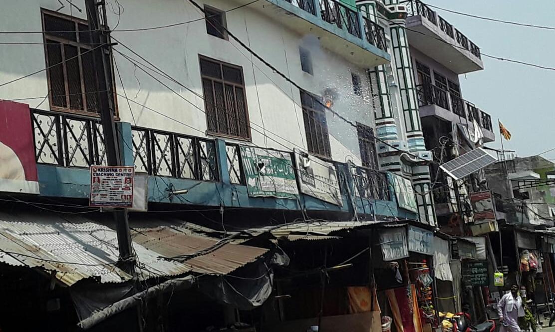 धूँ धूँ कर जली एच टी लाइन बाजार मे मची अफरा तफरी