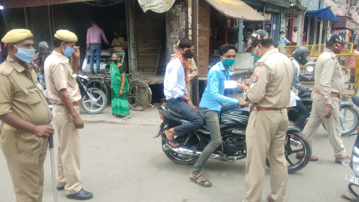 बिना माक्स बाइक पर दो सवारी पर सुरु हुई पुलिस की कार्यवाही