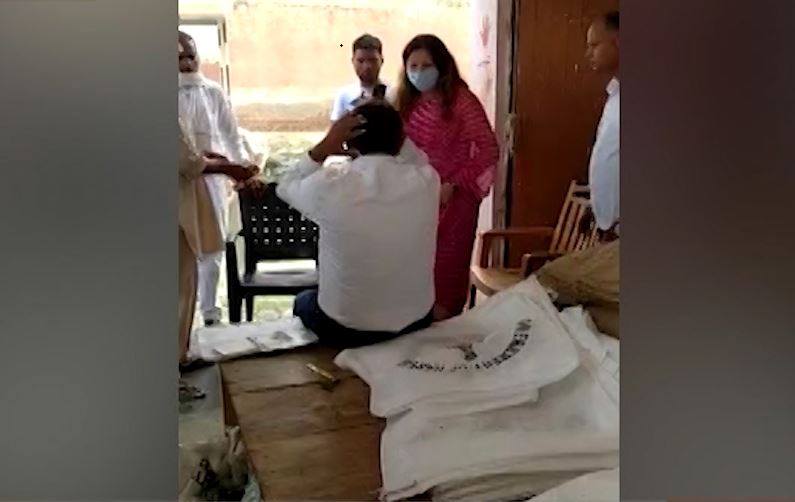 BJP नेता सोनाली फोगाट ने हिसार में मार्केट कमिटी के सेक्रेटरी को थप्पड़ जड़ा-चप्पल से मारा