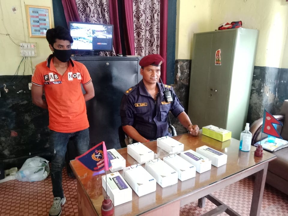 बहराइच बॉर्डर पर तस्करी का खुलासा,, डेढ़ लाख रुपये की 09 मोबाइल के साथ बॉर्डर पर तस्कर गिरफ्तार।