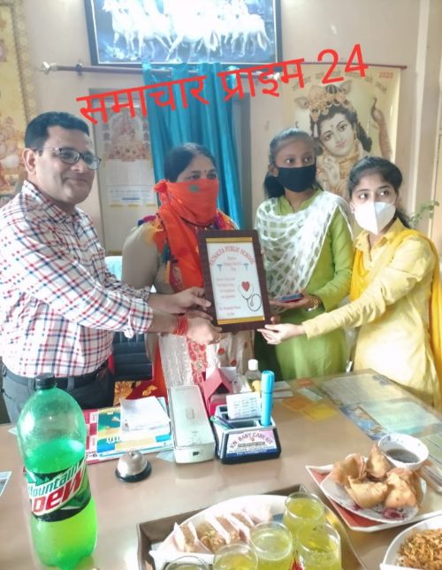 डॉक्टर्स डे पर छात्रों ने चिकित्सकों को दी शुभकामनाएं।