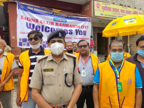 लायंस क्लब बहराइच सिटी ने जरूरतमंद लोगों को मार्क्स का वितरण किया।