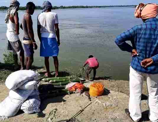 जिला पदाधिकारी ने छतिग्रस्त रोड को सही करने का निर्देश