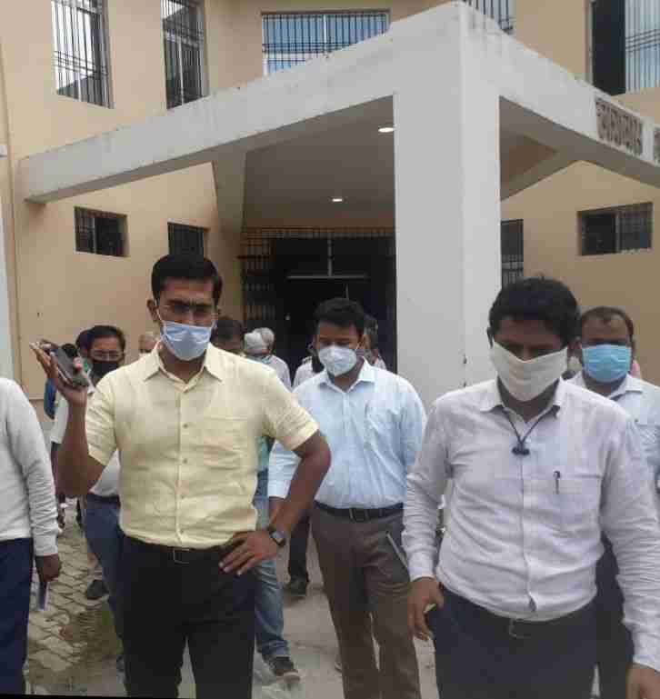 जिला अधिकारी ने किया अरेराज हॉस्पिटल का निरीक्षण