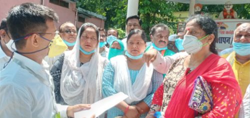 कांग्रेस कार्यकर्ताओं ने उड़ाई सोशल डिस्टेंसिंग की धज्जियां। नगर मजिस्ट्रेट को सौंपा ज्ञापन।। रिपोर्ट :- पंकज कुमार सिंह।