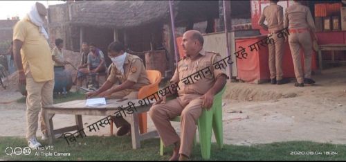 बिना मास्क के कांटे 13 चालान जिम्मेदार ने खुद नहीं लगाया मास्क।  रिपोर्ट // बाल्मीक सिंह।