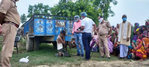 ट्रॉली के प्रेशर पाइप में लटकी मिली लाश - परिजनों ने लगाया हत्या का आरोप मामला दर्ज।