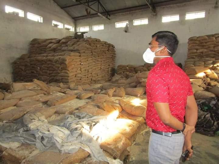 जिला अधिकारी ने राज्य खाद निगम के गोदाम का किया निरीक्षण