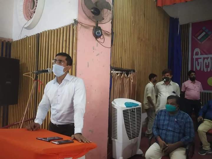जिला अधिकारी ने निर्वाचन ट्रेनर का पाठ पढ़ाया, 
