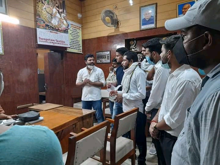अलीगढ़ के DS कॉलेज मे छात्रों ने किया प्रिंसिपल का घेराव