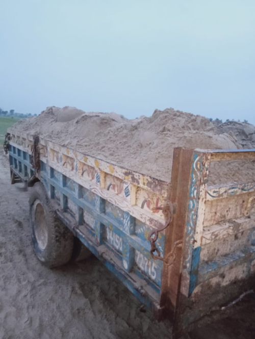 बौंडी पुलिस के नाक के नीचे हो रहा बालू का अवैध खनन।