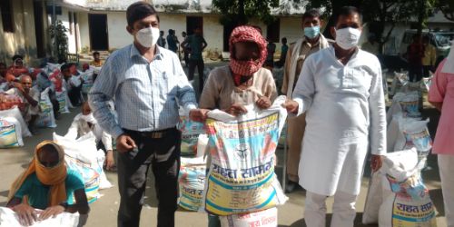 तहसील प्रशासन ने 1206 बाढ़ पीड़ितों को वितरित की राहत सामग्री।