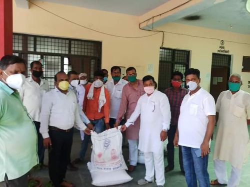 बहराइच तहसील कैसरगंज के प्रांगण में बाढ़ राहत सामग्री का वितरण करते सूबे के सहकारिता मंत्री के ज्येष्ठ पुत्र विधानसभा संयोजक गौरव वर्मा।  
