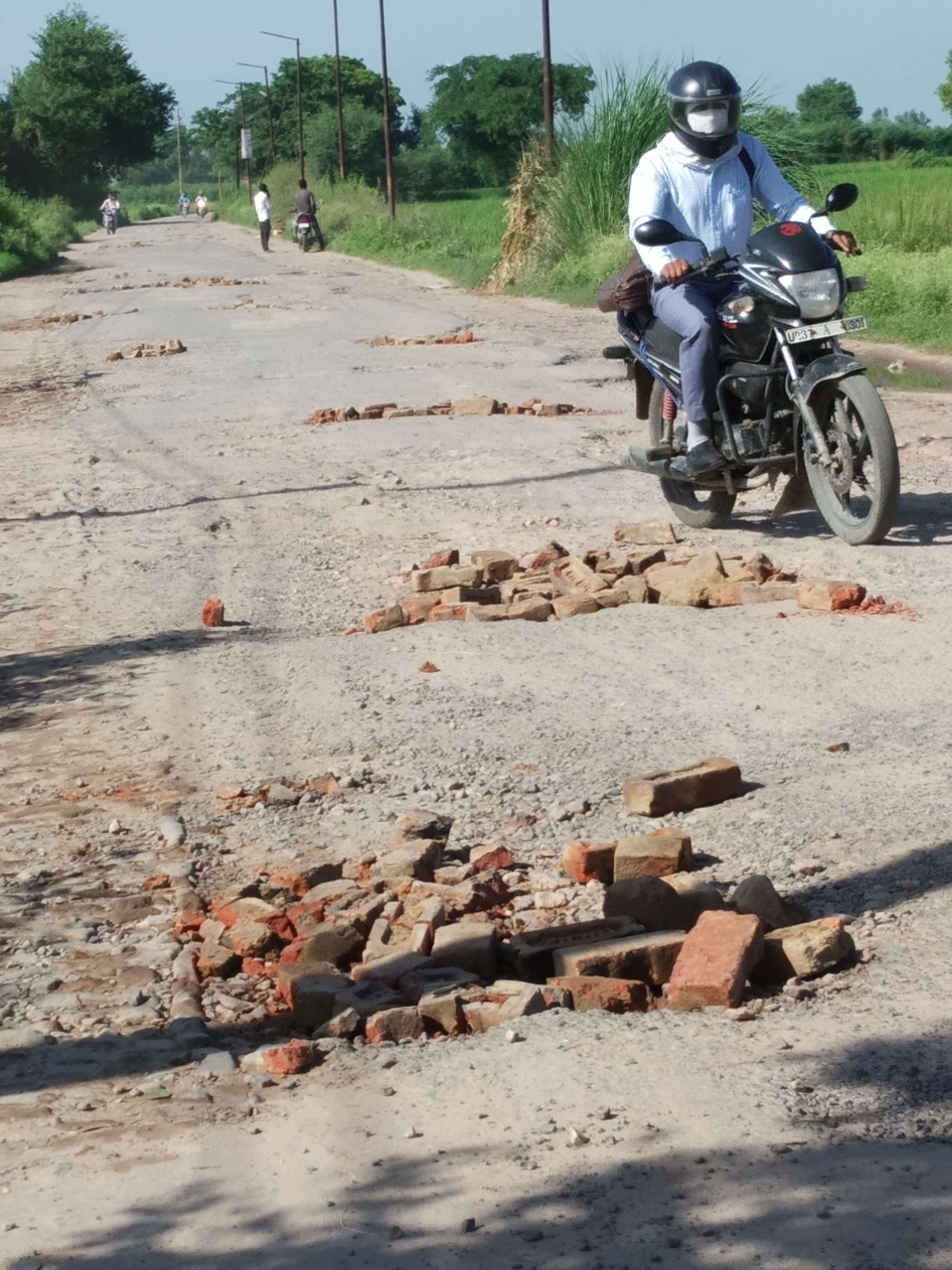 जलाली के मुख्य मार्ग की खस्ता हालत