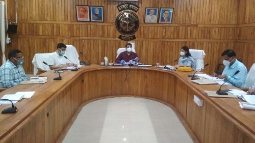 जिला अधिकारी की अध्यक्षता में सम्पन्न हुई विकास कार्यो की मासिक  समीक्षा बैठक।