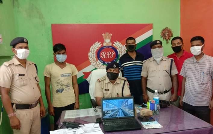 रेलवे की अबैध टिकट बनाने वाले दो आरोपी को आर पी फ ने किया गिरफ्तार