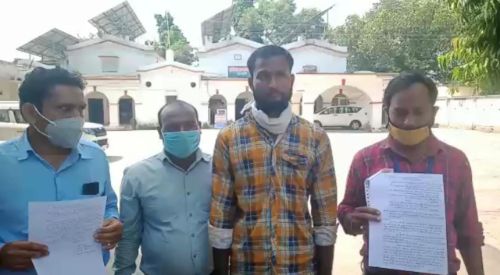 बहराइच में एक डॉक्टर द्वारा नौकरी दिलाने के नाम पर लोगों से ढाई ढाई लाख रुपए लेने का मामला आया सामने।