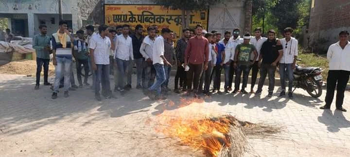 सवर्ण समाज के लोगो ने स्वराज जीवन का पुतला फूंका l