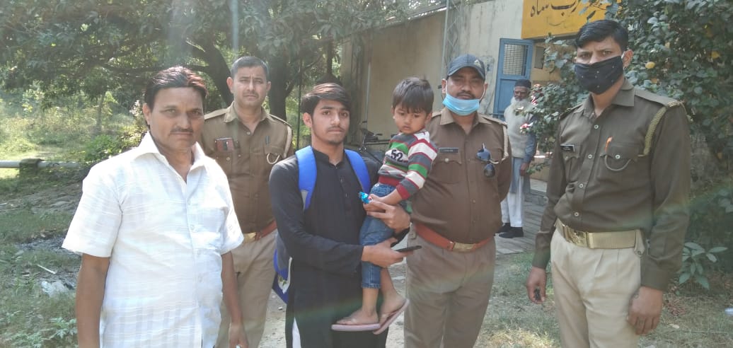 पत्रकार व सिपाही ने बिछड़े बच्चे को उसके परिजनों से मिलाया