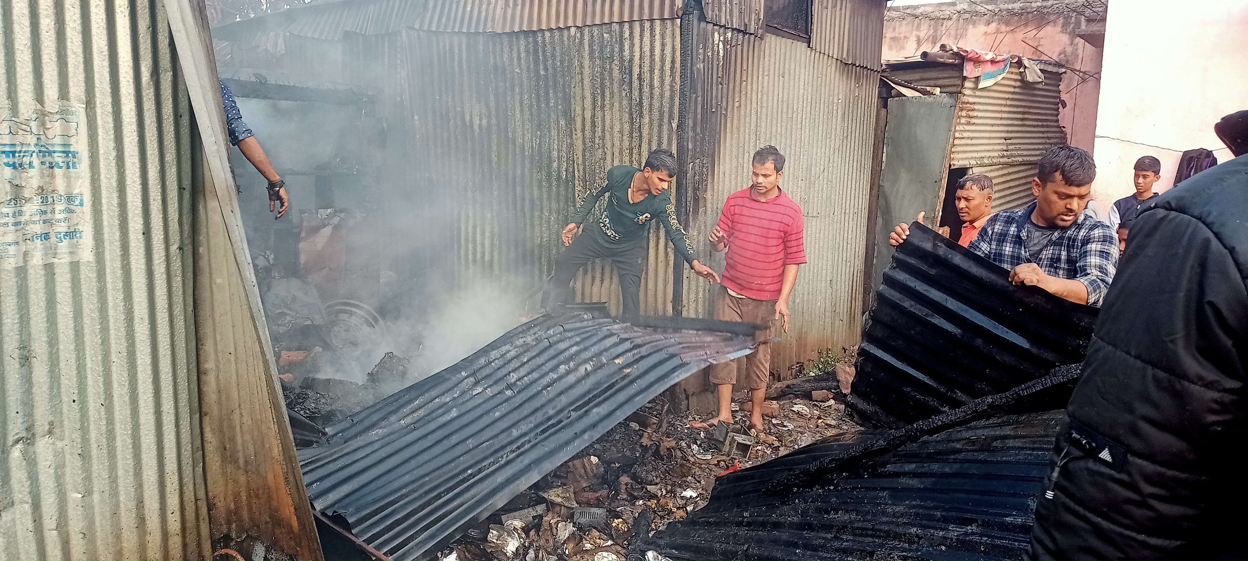 जिले के सदर कोतवाली स्थित भृगु मंदिर के पीछे स्थित बिजली की दुकान में आग गई 