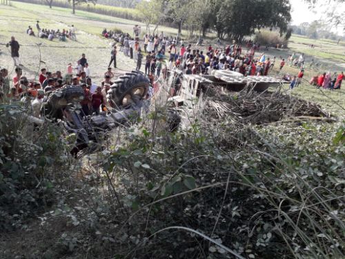 गन्ने से लदी ट्रैक्टर ट्राली पलटी,किसान की दबकर दर्दनाक मौत।