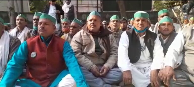 बहराइच: किसानों ने काले कृषि कानूनों को वापस लेने के लिए किया धरना प्रदर्शन।