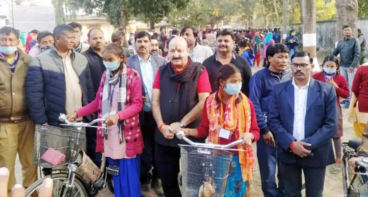 250 थारू छात्राओं को मिली साइकिल और यूनिफार्म