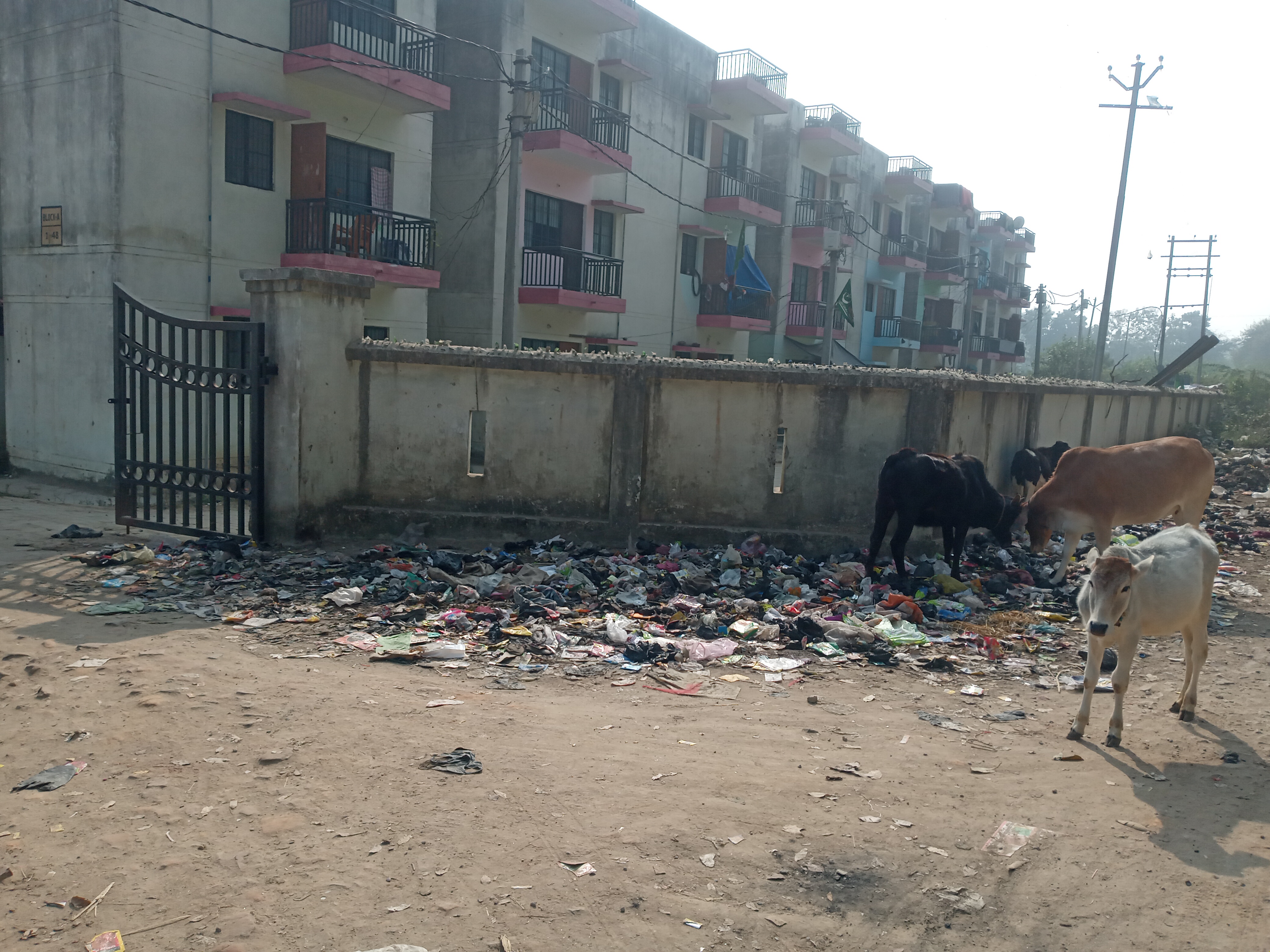गोंडा में आसरा आवास के मुख्य द्वार पर कचरे का ढेर