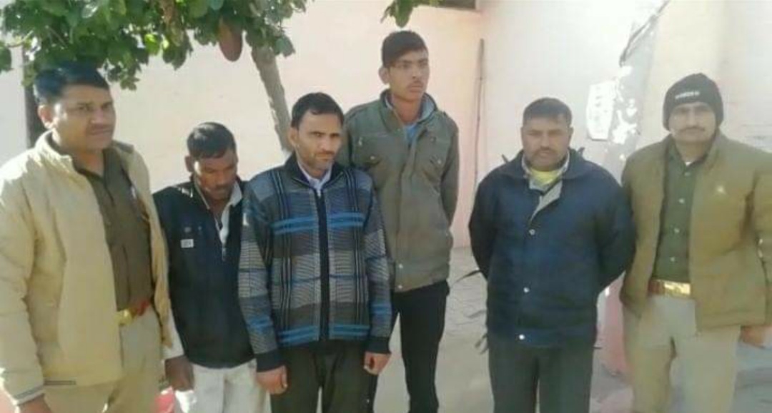 राया निवासी होमगार्ड गो तस्करों की गाड़ियों को नाकों से कराता था पास गिरफ्तार