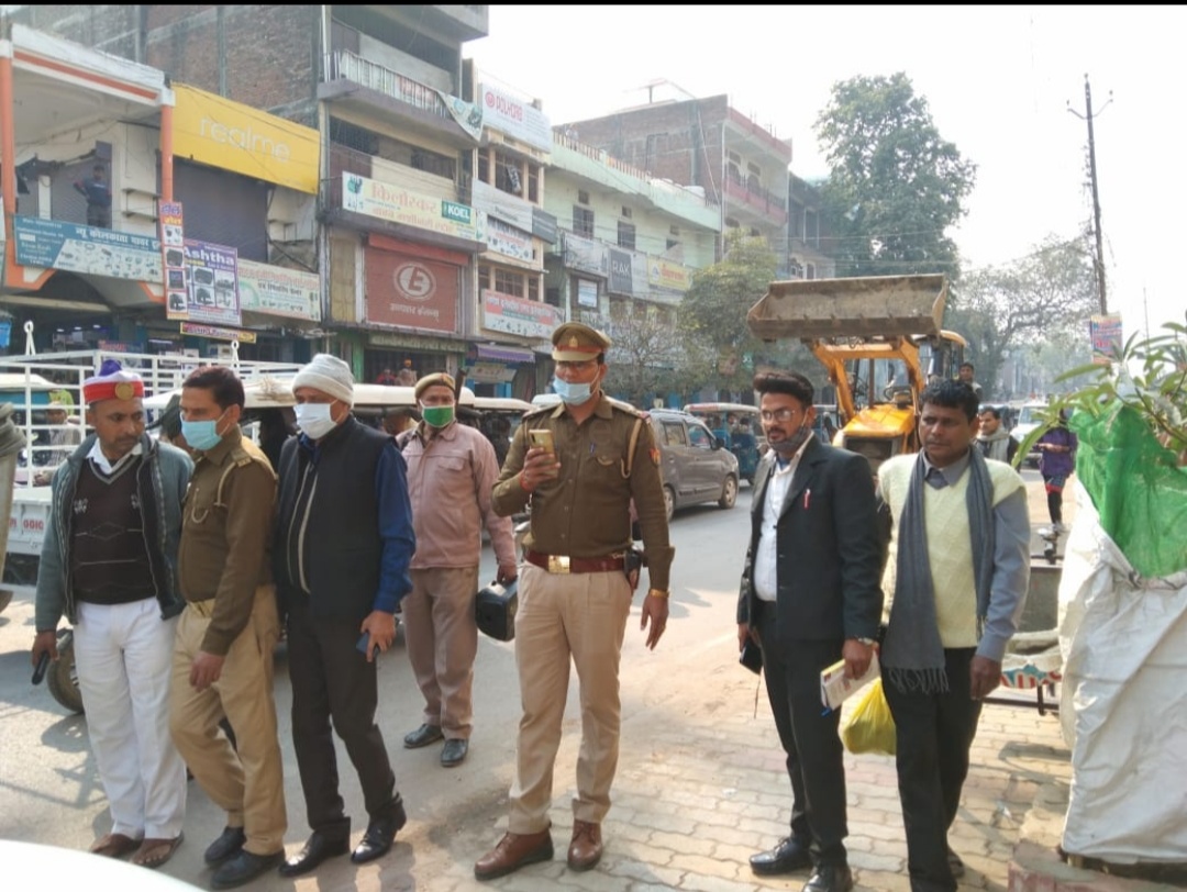 बलिया में जाम को देखते हुए हटाया गया सड़क का अतिक्रमण* 