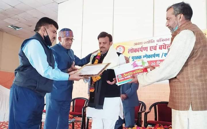 रीवा। पूर्व मंत्री रीवा बिधायक राजेंद्र शुक्ल द्वारा आज स्वयंवर सभागार  में बघेलखंड सांस्कृतिक महोत्सव मे शामिल हुए।