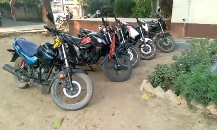 बाइक सवारों से 30 हजार रुपये की जुर्माना