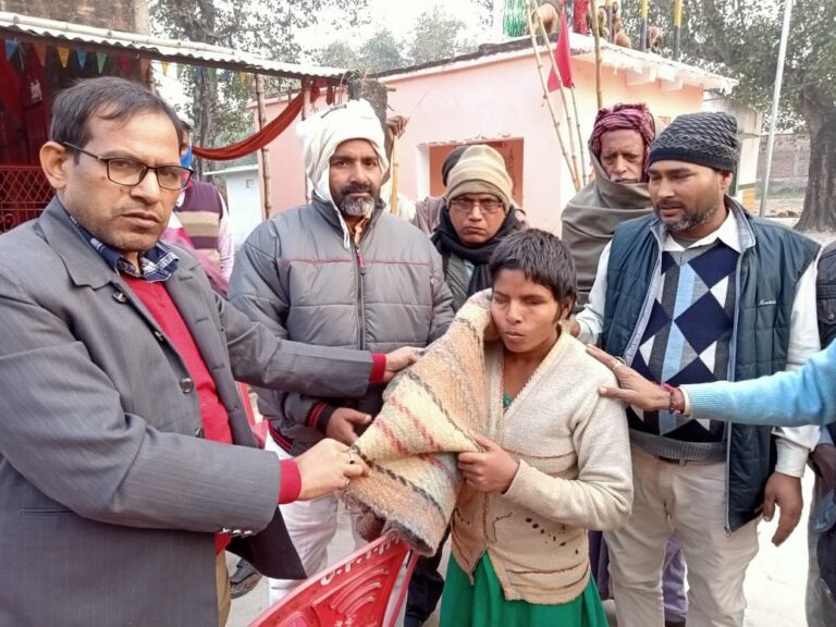 बलिया कड़ाके कि ठंड को देखते हुए प्रसाशन ने गरीबों, असहाय लोगो को जगह जगह पर जाकर कम्बल वितरण किया