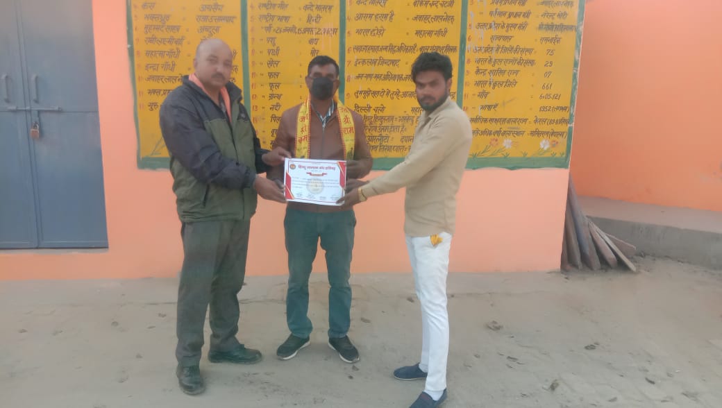 सफाई कर्मचारियों को किया सम्मानित l