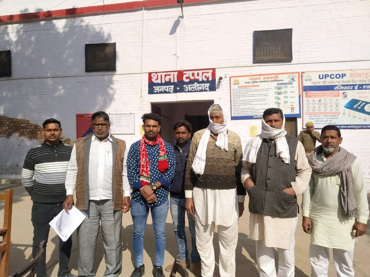 राजस्व निरीक्षक खैर द्वारा कब्रिस्तान की पैमाइश व मेड बंदी की सूचना पर भड़के नागरिक