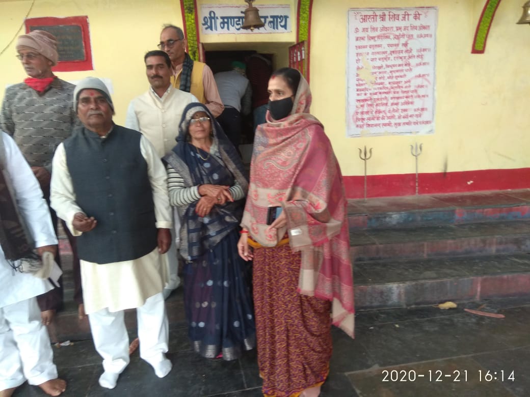 किसानो का हाल चाल लेने पहुची