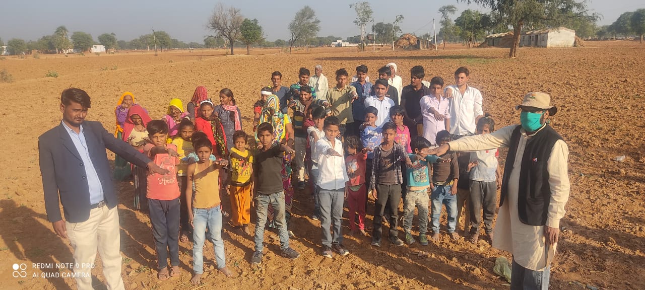 शराबबंदी जिला अध्यक्ष दिनेश कुमार वर्मा ने ग्रामीण महिलाओं व पुरुषों बच्चों को शराबबंदी की शपथ दिलाई