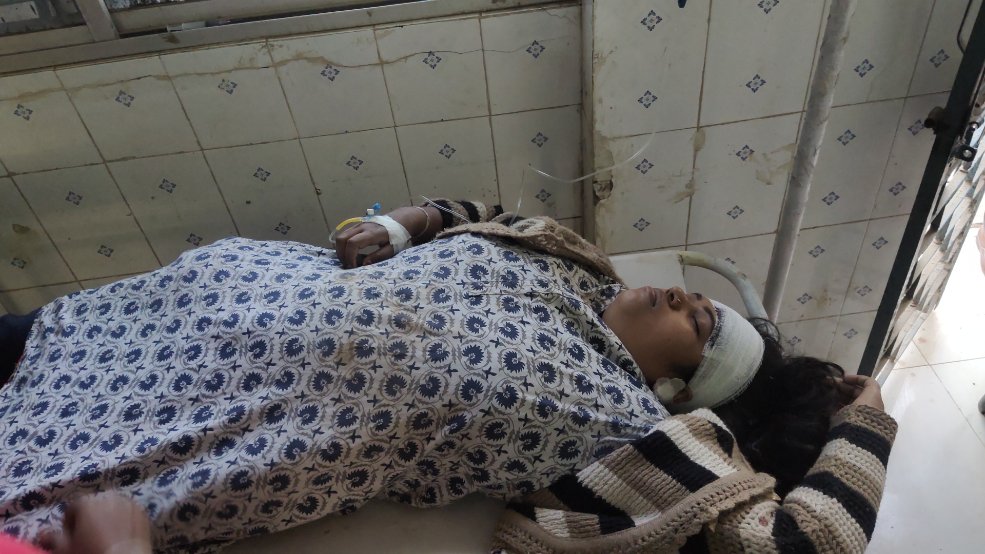 स्कूटी सवार महिला पटवारी मधुमक्खियों के झुंड से टकराकर हुई गंभीर घायल।