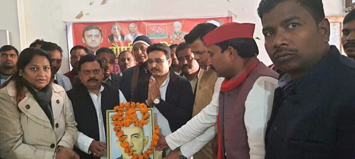 सपाइयों ने मनाई पूर्व प्रधानमंत्री की जयंती