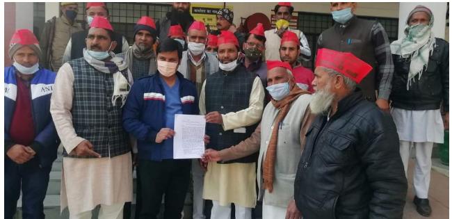 कृषि बिल के विरोध में समाजवादी पार्टी के कार्यकर्ताओं ने काठ उपजिलाधिकारी हिमांशु वर्मा के माध्यम से महामहिम राष्ट्रपति को ज्ञापन भेज 3नों कृषि कानून 