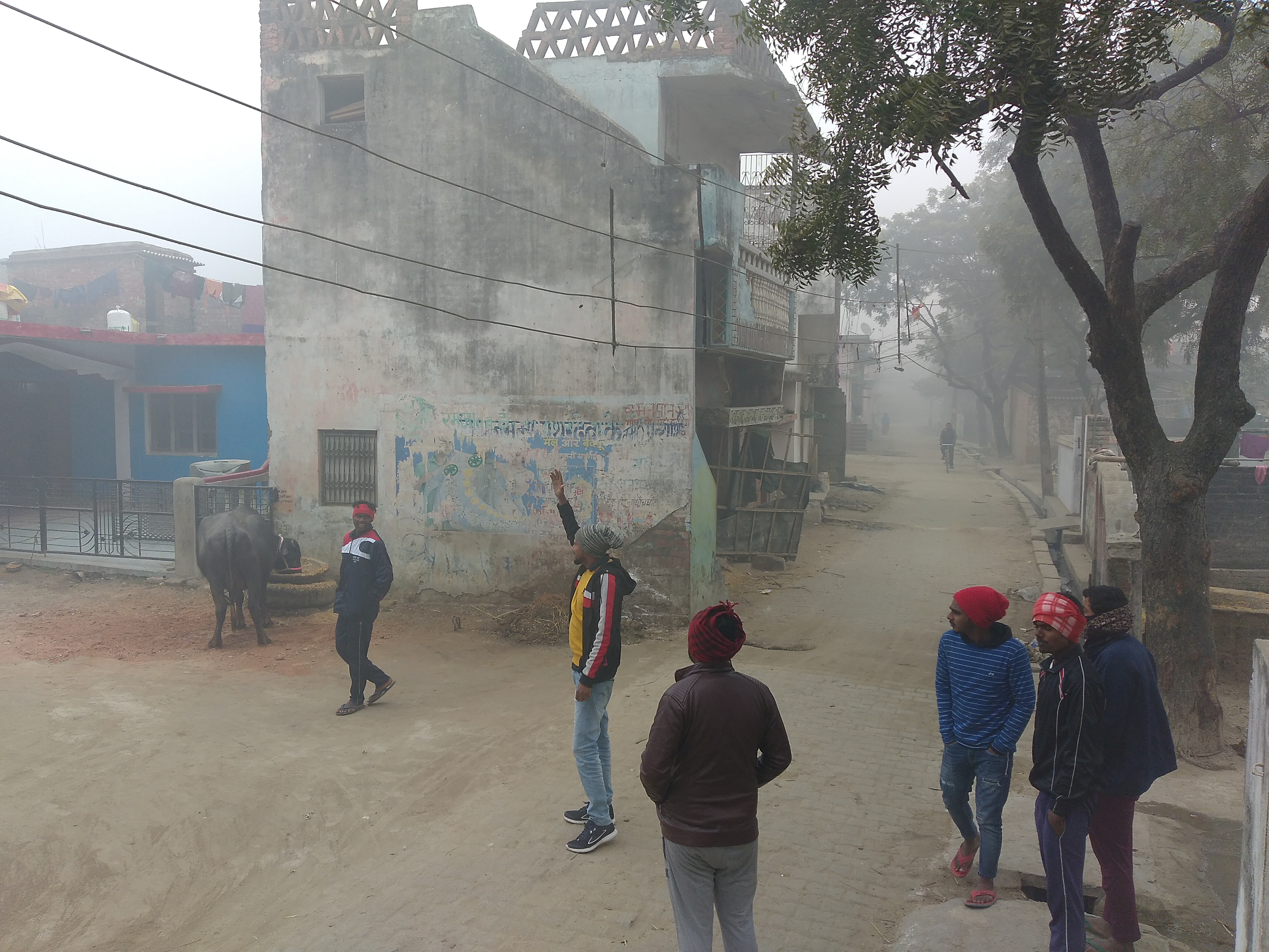 विद्युत विभाग अधिकारियों ने दिया झूठा वादा ग्रामीणों में मचा शोर