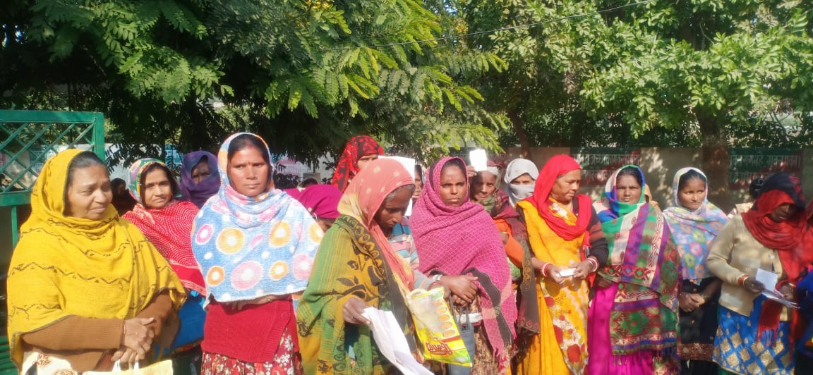विद्युत बिल की समस्या को लेकर डीएम से मिलने कलेक्ट्रेट पहुंचे काशीराम कॉलोनी के वाशिन्दे