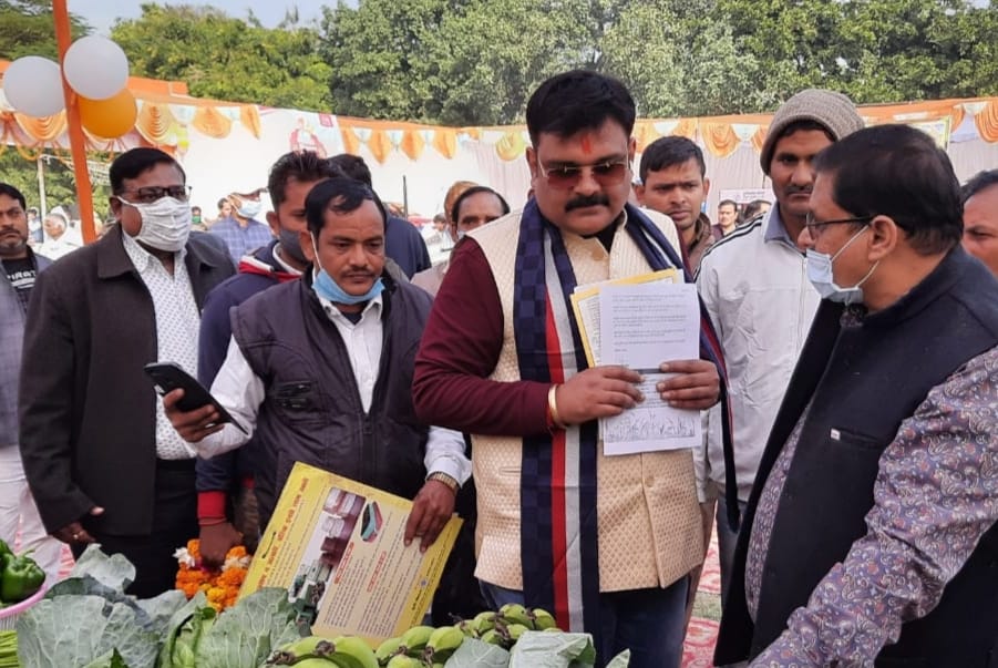 केन्द्र व प्रदेश की सरकार किसानों के हितों को ध्यान में रखकर कर रही है कार्य-सुब्रत पाठक