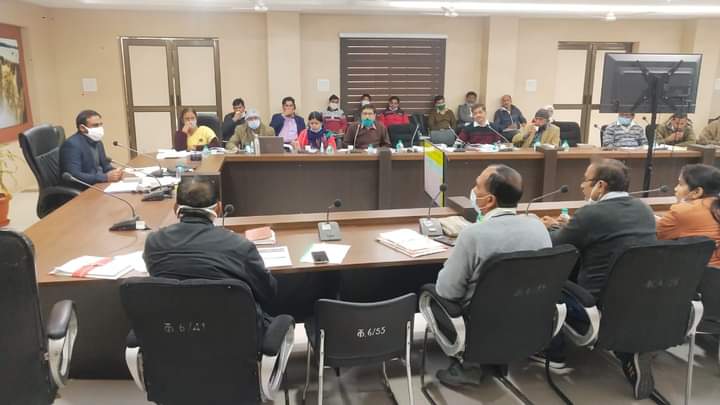 महिला बाल विकास विभागों के कार्यो की समीक्षा करते हुए।