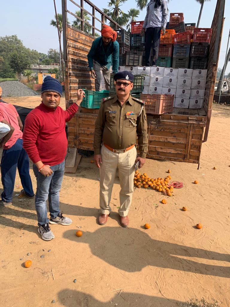 संतरा लदे ट्रक से 184 कार्टन विदेशी शराब जब्त,चालक व उपचालक गिरफ्तार
