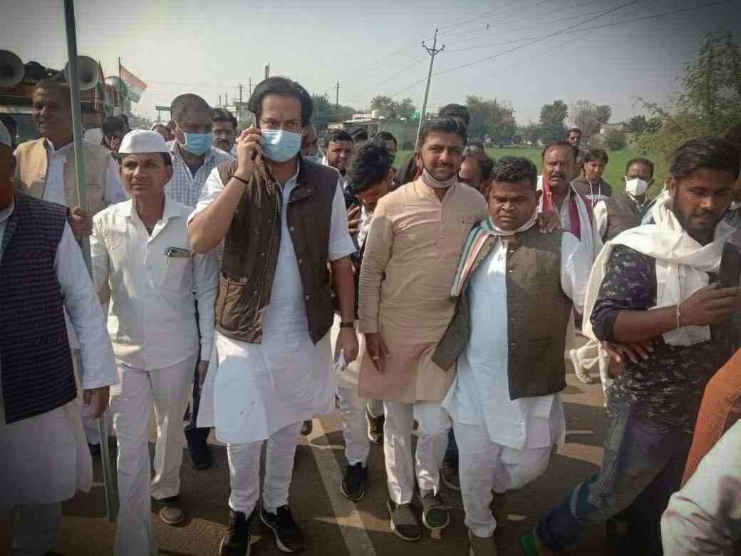 काले कानून के विरोध में विधायक जयवर्धन सिंह किसानों के साथ सड़क में